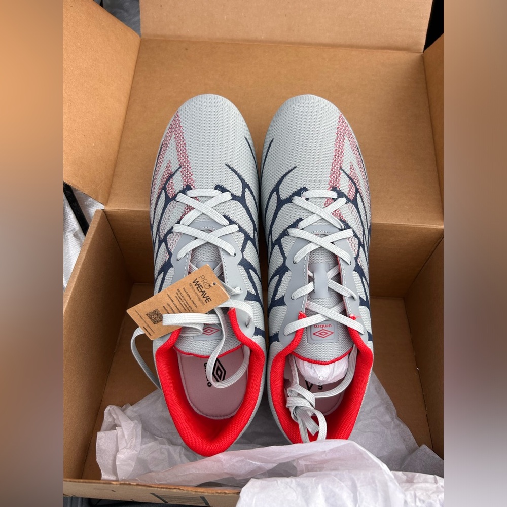 UMBRO VELOCITA AL CHEMIST PREMIER FG
Light Gray Soccer Shoes